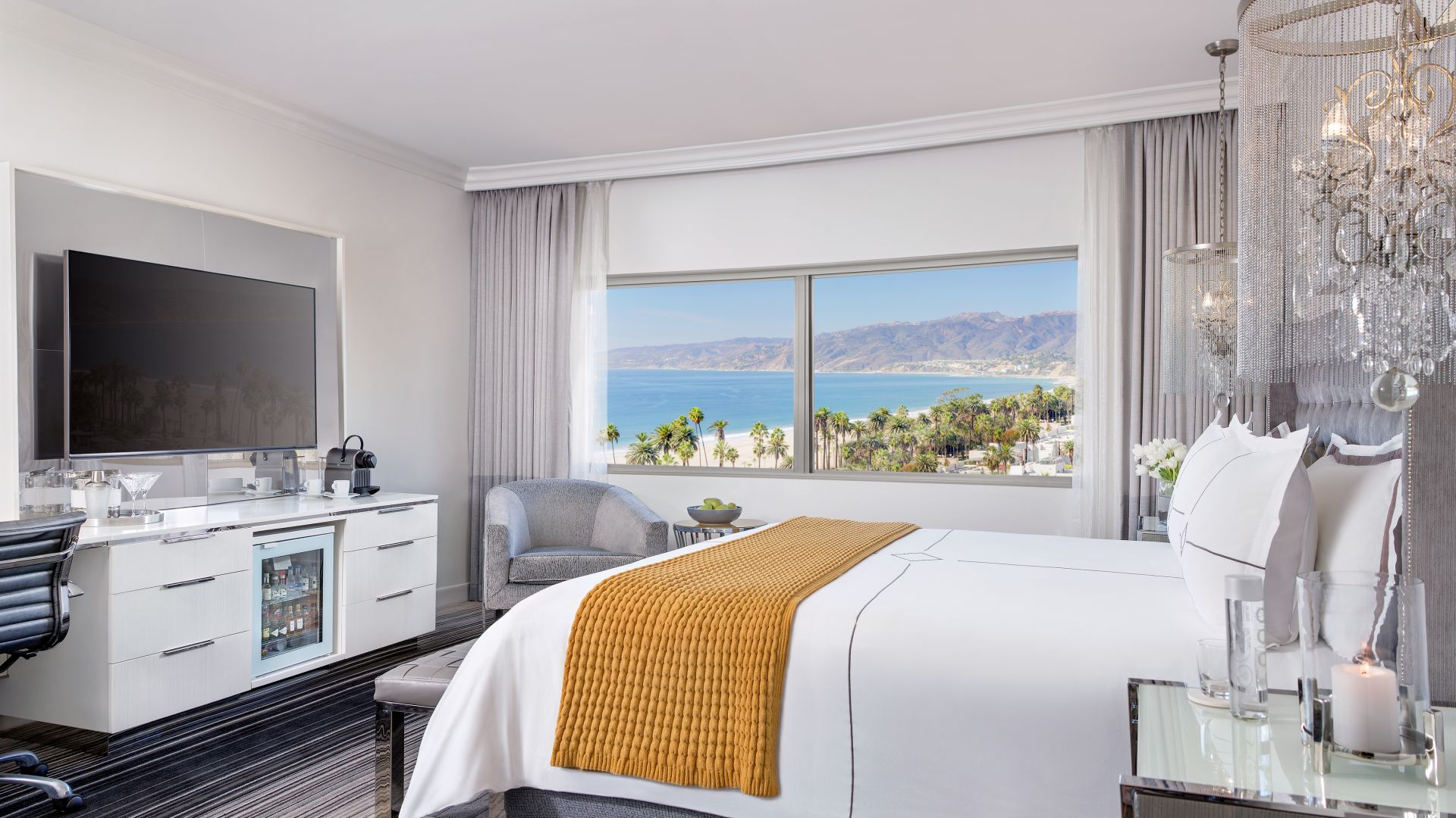 SEASIDE HAVEN ENJOY PACIFIC PANORAMAS, PERSONALIZED SERVICES, AND FINE DINING IN A VIBRANT SETTING 